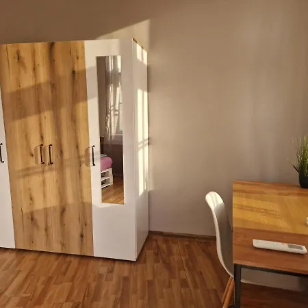 Lambo's Corner - Guest * Warna