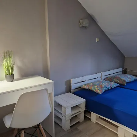 Lambo's Corner - Guest * Warna