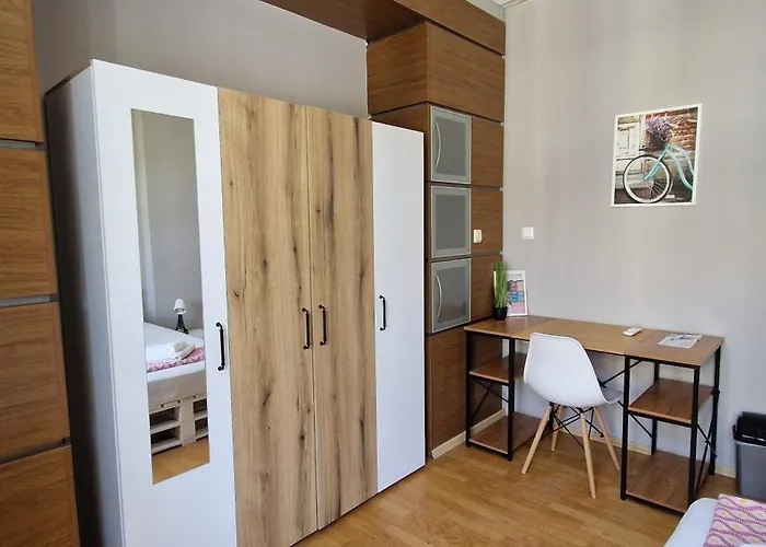 Lambo's Corner - Guest 招待所 *