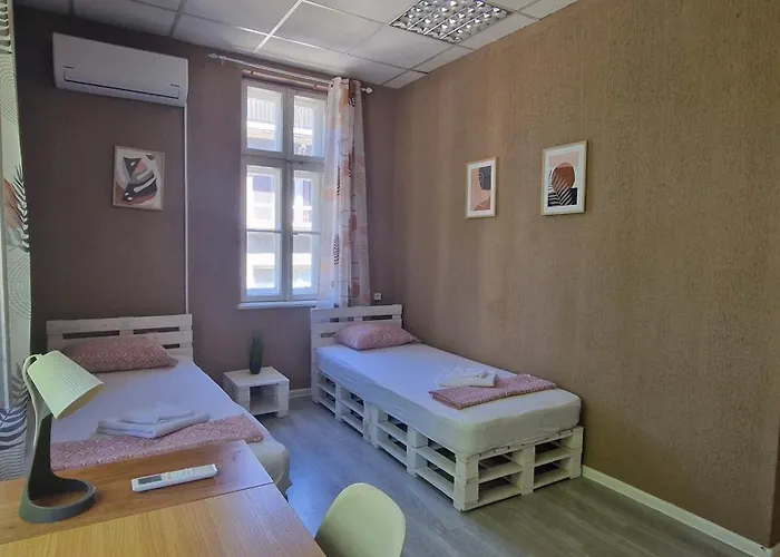 Lambo's Corner - Guest 招待所 *